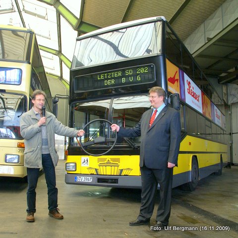 Der neue Museumsbus 3967 wird von Johannes Müller (BVG, rechts im Bild) an Stefan Freytag (ATB) übergeben.
