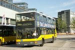 Mit der DN-typischen Seitenneigung nimmt 3083 rasant die 180°-Kurve zur richtigen Haltestelle am Bahnhof Südkreuz.