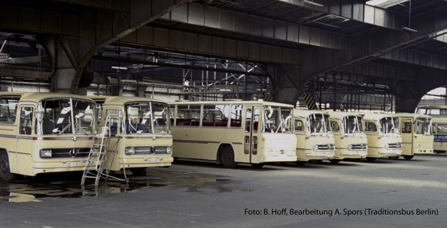Reisebus-Parade auf dem Hof Helmholtzstraße am 9.9.1973
