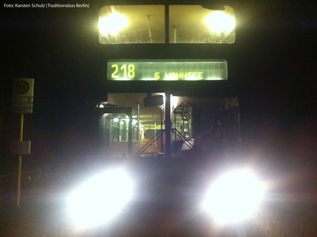 Wagen 3413 überstrahlt die Dunkelheit an der Endstelle Pfaueninsel vor der letzten Fahrt des Tages am 7. Januar 2013