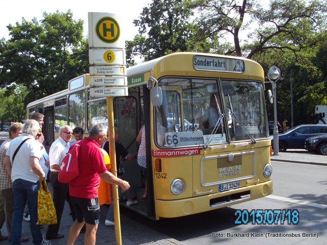 Wagen 2556 an der Dorfkirche Stolpe, Ortsteil Wannsee