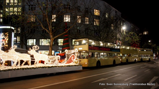 Ungleiche Transportmittel: der Schlitten des Weihnachtsmanns und drei Traditionsbusse