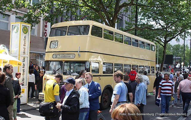 Wagen 1629 wird von interessierten Besuchern umlagert