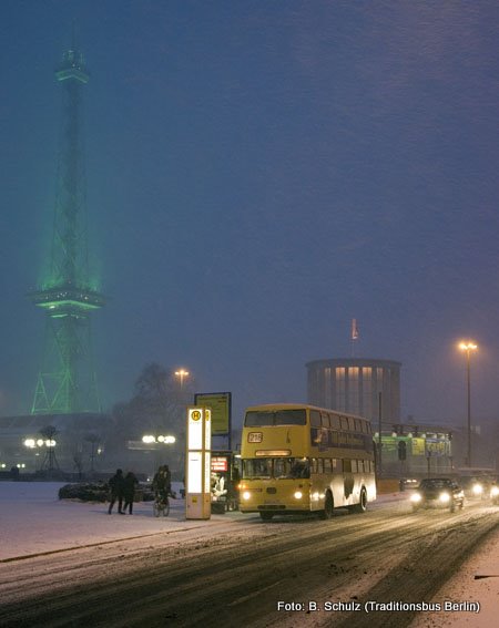 In der "blauen Stunde" des 11. Februar 2007 passiert Wagen 2437 die Messehallen und den grün illuminierten Funkturm. Foto: Bodo Schulz