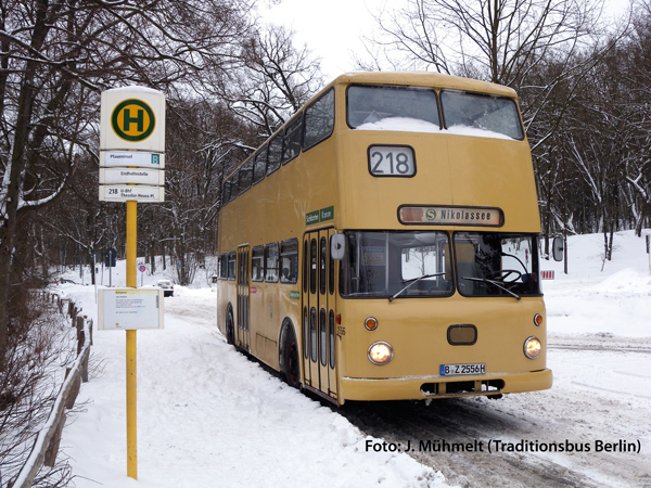 In weihnachtlich verschneiter Landschaft wartet 2556 an der Pfaueninsel auf Fahrgäste