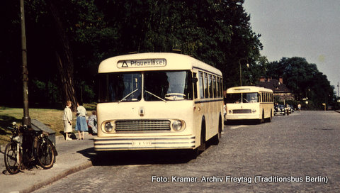 Wagen 599 wartet auf Ausflügler am Bahnhof Wannsee gegen Ende der 50er/Anfang der 60er Jahre