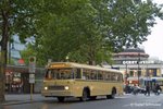 Der E2U nimmt Fahrgäste am U-Bahnhof Kurfürstendamm auf