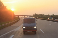 Unser Werkstatt-Wagen Opel Blitz auf der A2 mit der Abendsonne im Rücken